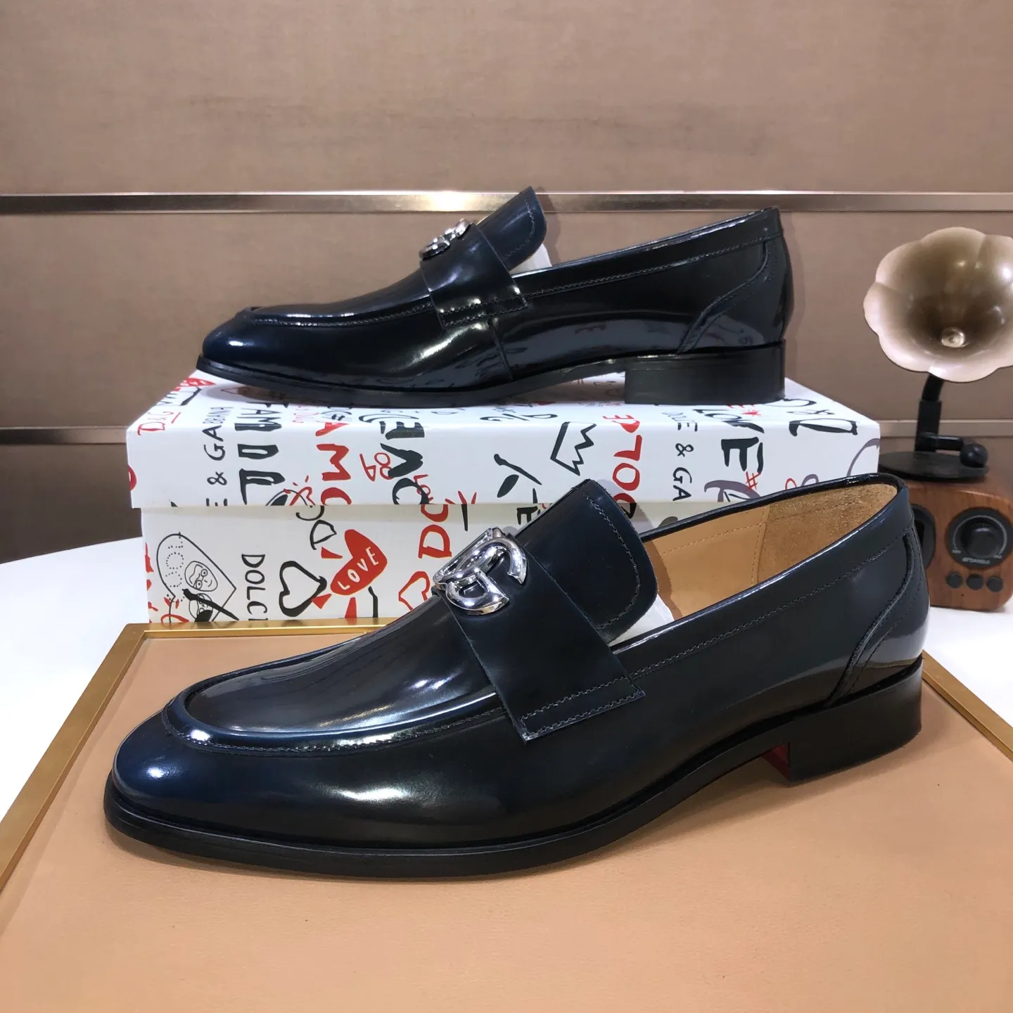 Ex-factory price 500💰DG top quality🔍🔍men's new leather shoes🚹Sold simultaneously at counters⚠Shoe uppers are imported cowhide from Italy, fully imported cowhide lining, imported accessories💪💪, completely 1⃣️ to 1⃣️replica🇮🇹 💪💪, ⚠Sole: The original sole is specially provided by the original factory, the exclusive movable molded sole is super comfortable, ⚠The original factory follows the order, 🔍🔍high quality, you can enter and exit the counter at will, welcome to compare ⚠Number of sizes: 38-44 (45 customized)